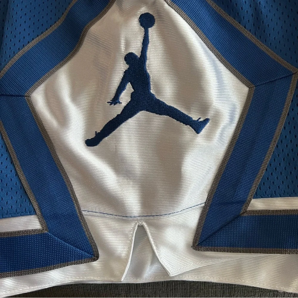 NWT Boys Jordan Retro 20th Anniversary Basketball Set Sz XL Top L Shorts (16/18)